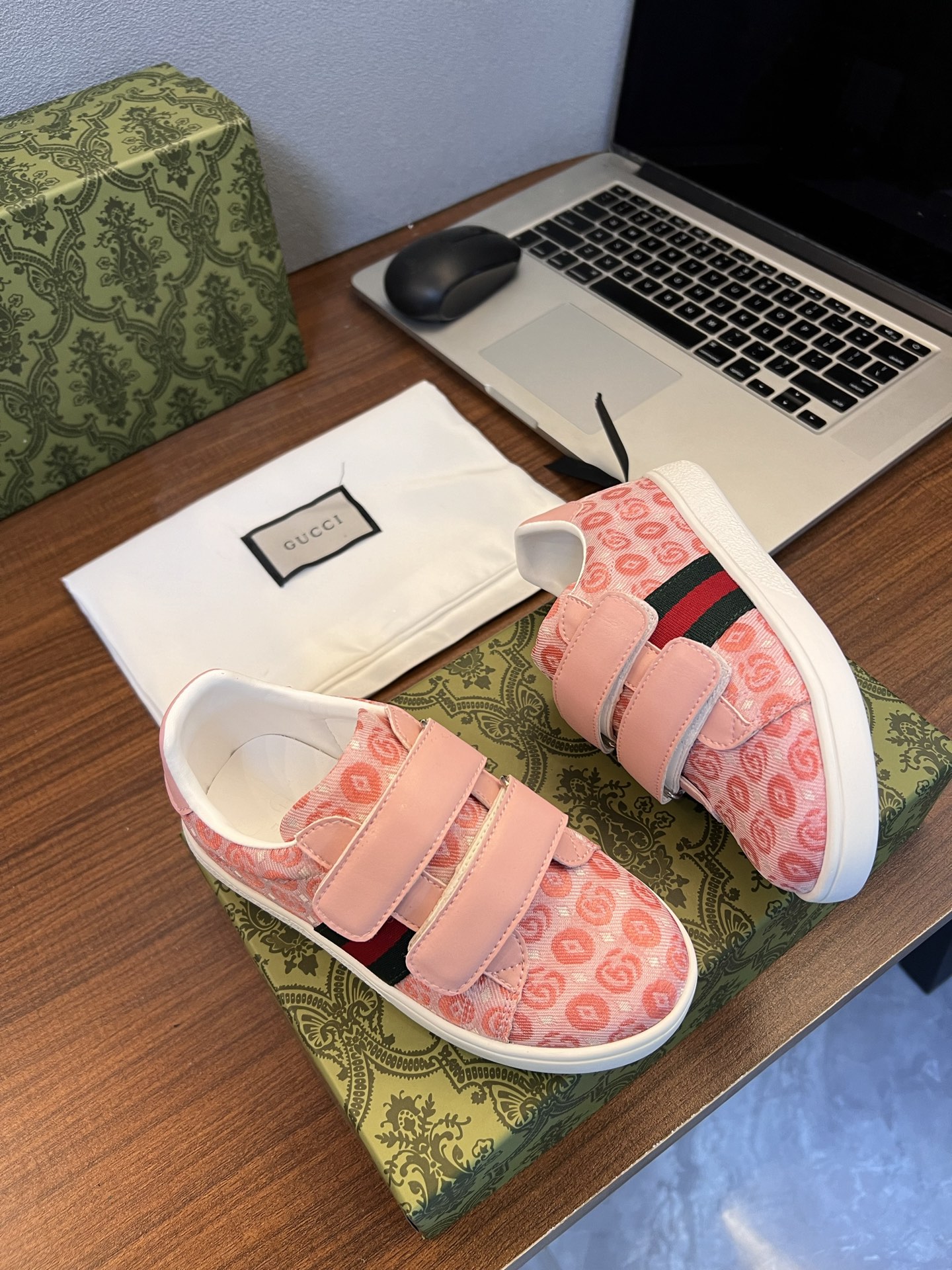 Children's shoes child